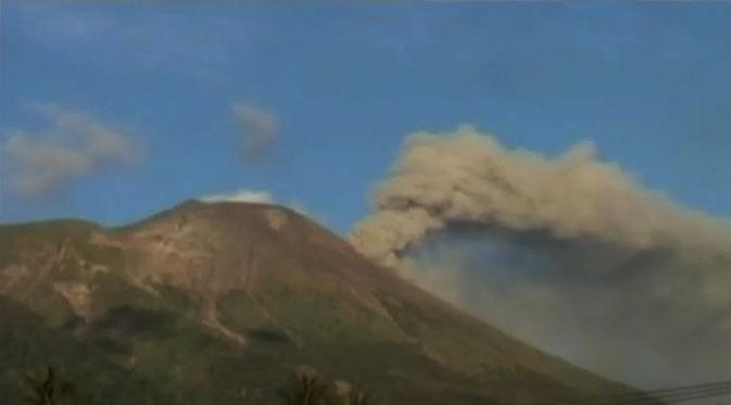 Pagi ini Gunung Gamalama di Ternate, Maluku Utara kembali menyemburkan abu vulkanik setinggi 700 meter.