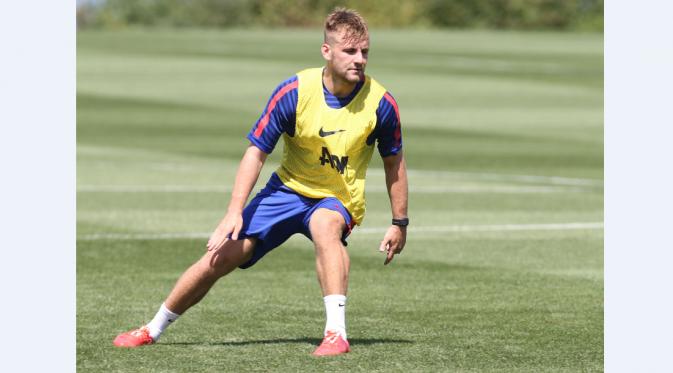  Komentar Luke Shaw : Saya pikir saya berubah arah untuk mendapatkan bola di sini. Saya bekerja keras selama musim panas untuk menjaga kebugaran saya dan pra-musim adalah selalu waktu yang penting. Saya menikmatinya sejauh ini. (ManUtd.com)