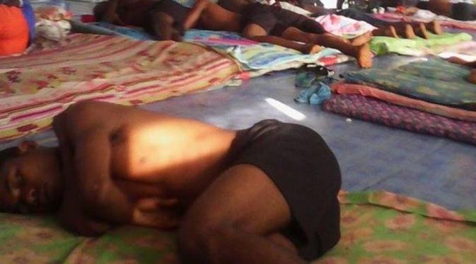 Tidur dengan matras tipis, Klub Bola Laos melanggar aturan. (BBC)