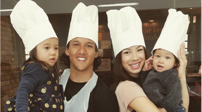 Pasangan Irfan dan Jennifer Bachdim beserta kedua anaknya, Kiyomi dan Kenji Zizou Bachdim (Instagram)