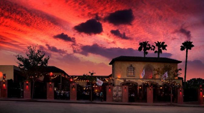 Caitlyn Jenner tertangkap sedang berpesta di bar gay terkenal bernama The Abbey di West Hollywood belum lama ini.