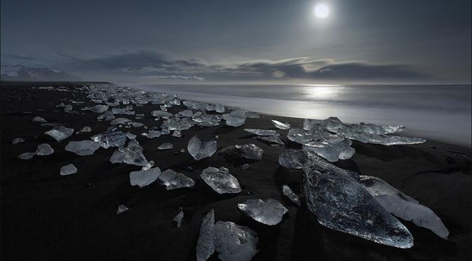 Icy Beach, Iceland | Via: architecturedesign.net