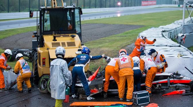 Mobil Jules Bianchi setelah menabrak mobil derek yang sedang mengevakuasi mobil Adrian Sutil. (EPA)