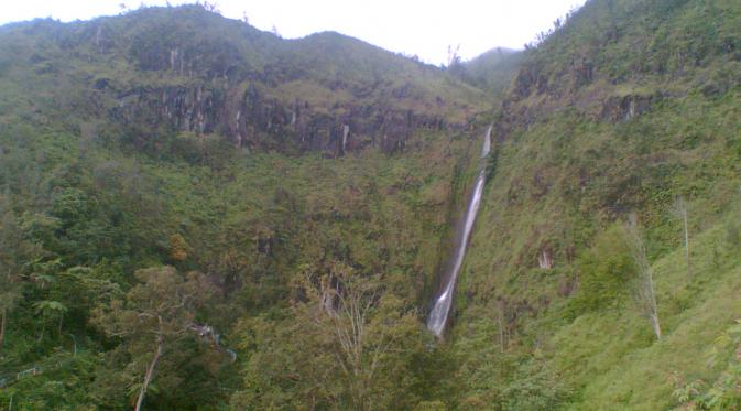 Potret Keindahan Air Terjun Sedudo Sebelum Longsor. | via: doddoang.wordpress.com