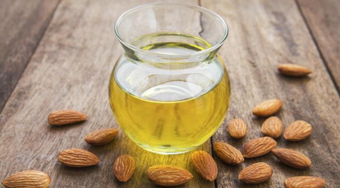 Minyak almond merupakan bahan terbaik untuk mengembalikan bibir anda menjadi merah merona. Caranya cukup mudah yaitu dengan mengoleskannya pada area bibir. (Istimewa)