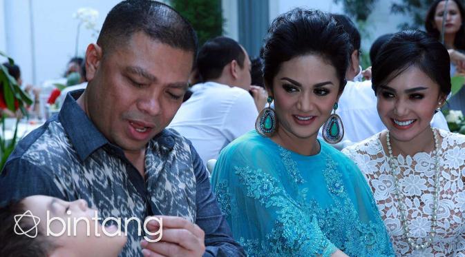 Krisdayanti beserta sang suami dan anak-anaknya memakai baju seragam di hari lebaran agar terlihat serasi dan kompak. (Bintang/Deki Prayoga)