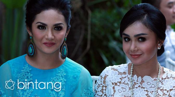 Krisdayanti bersama sang kakak, Yuni Shara. (Bintang/Deki Prayoga)