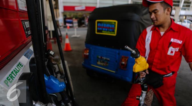 Suasana pengisian BBM di salah satu SPBU di Jakarta, Rabu (22/7/2015). PT Pertamina (Persero) akan menjual produk bensin baru yakni Pertalite RON 90 pertama kali pada Jumat (24/7). (Liputan6.com/Faizal Fanani)