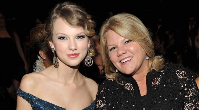 Taylor Swift dan Ibu Kandungnya, Andrea Finlay (via people.com)