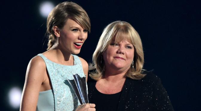 Taylor Swift dan Ibu Kandungnya, Andrea Finlay (via youtube.com)