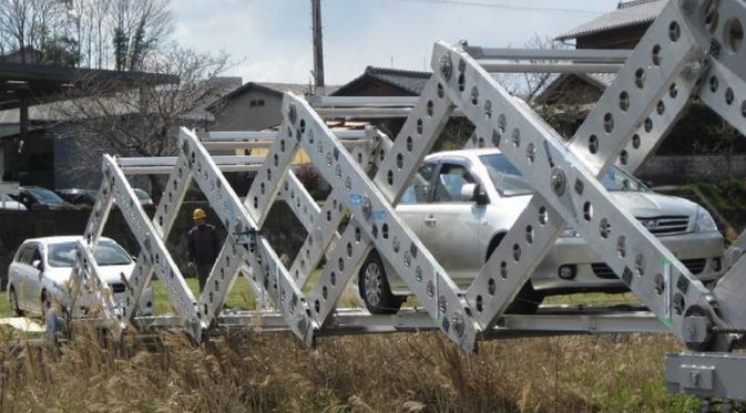 Jembatan lipat portabel dengan ilham seni origami
