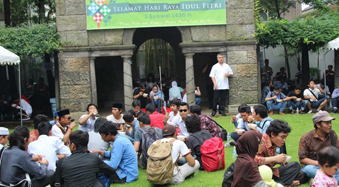 Penyelenggaraan sholat Idul Fitri di Jepang selalu menjadi sebuah ajang silaturahim akbar warga negara Indonesia di Jepang.