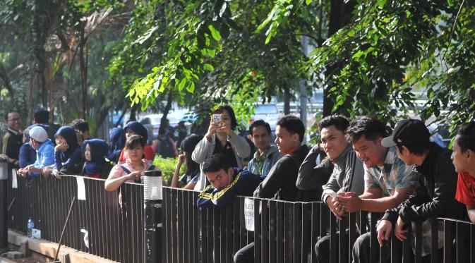 Karyawan dan pegawai outlet menyaksikan penyegelan Mal Tebet Green, Jakarta (Liputan6.com/Herman Zakharia)