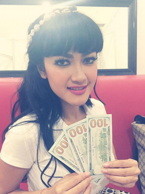 Julia Perez memberikan hadiah berupa uang dollar untuk anak Jessica Iskandar. (foto: instagram.com/jedarcantik)