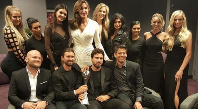 Caitlyn Jenner bersama anak-anaknya di ajang ESPY Awards 2015. (foto: mirror.co.uk)