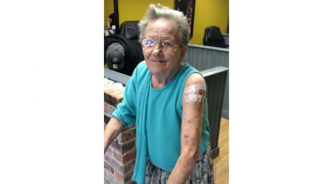 Wah, nenek berusia 79 tahun ini menghilang dari panti jompo demi membuat tato.