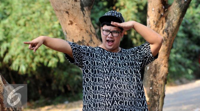 Ricky Cuaca saat ditemui disela-sela syuting sinetron Ganteng-Ganteng Serigala di kawasan Buperta Cibubur, Jakarta, Rabu (22/7/2015). (Liputan6.com/Panji Diksana) 