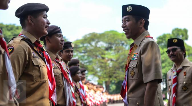 Presiden Jokowi berbincang dengan anggota delegasi gerakan Pramuka Indonesia di Istana Merdeka, Jakarta, Jumat (24/7). 462 kontingen Pramuka Indonesia akan berkiprah di Jambore Dunia ke-23 di Kirarahama, Yamaguchi, Jepang. (/Faizal Fanani)