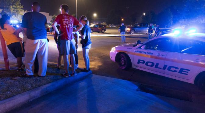 Sejumlah warga menunggu kabar di luar gedung bioskop Lafayette, Louisiana, AS, Kamis (23/7/ 2015). Pria bersenjata  melepaskan tembakan pada Kamis malam  yang  menewaskan dua orang dan melukai tujuh orang lainnya.(REUTERS/Lee Celano)