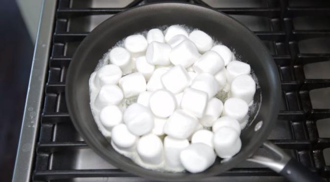 Tambahkan sebungkus marshmallow. Masak hingga marshmallow. (Via: youtube.com)