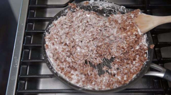 Tambahkan rice crispy cokelat (Via: youtube.com)