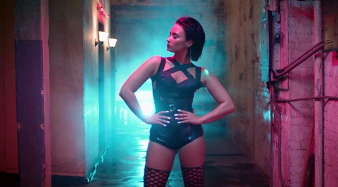 Penampilan Demi Lovato di videoklip Cool for the Summer. (foto: courtesy of Demi Lovato Vevo)