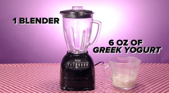 Siapkan blender dan 170 gram yogurt (Via: youtube.com)