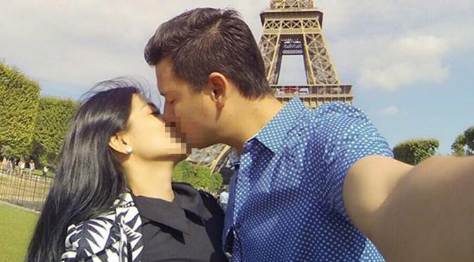Ciuman mesra pasangan suami-istri ini di depan Menara Eiffel (sumber foto: Instagram Christian Sugiono)
