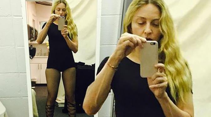Madonna menunjukkan fotonya tanpa make-up sambil menjajal sepatu barunya. (foto: mirror.co.uk)