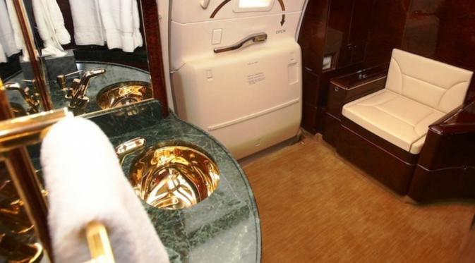 Interior pesawat pribadi Donald Trump dihiasi emas  (http://lifebeyondsportmedia.com)
