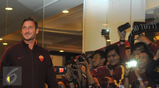 Pemain tim sepakbola AS Roma Francesco Totti tiba di Hotel Shangri La, Jakarta, Jumat (24/07/2015). Tim liga Italia berjulukan Giallorossi (Kuning-Merah) tersebut akan menggelar pertandingan intern antara skuadnya. (Liputan6.com/Herman Zakharia)