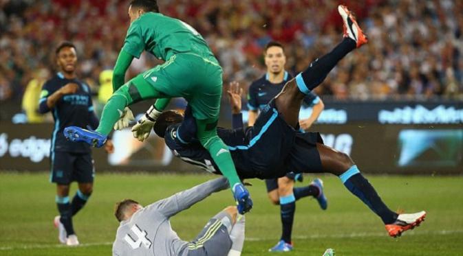 Yaya Toure mendapat hantaman keras dari Keylor Navas (Daily Mail)