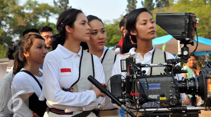 Tara Basro, Chelsea Islan, BCL melihat gambar saat melakukan syuting film 3 SRIKANDI di kawasan Buperta Cibubur, Jumat (24/7/2015). Film 3 Srikandi bercerita tentang perjuangan tiga atlet cabang panahan Indonesia. (/Panji Diksana)