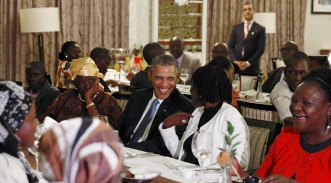 Obama makan malam bersama keluarga (Reuters)