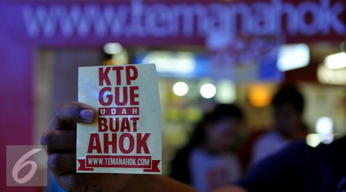 Warga menunjukan stiker untuk memberikan dukungan untuk Gubernur DKI Jakarta Basuki T Purnama di salah satu mal, Jakarta, (25/7/2015). Teman Ahok adalah nama sekumpulan relawan yang berasal dari berbagai kalangan. (Liputan6.com/Johan Tallo)