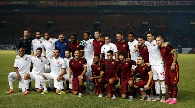 AS Roma menyelesaikan tur pramusimnya di Indonesia. Penggawa Roma yang dibagi ke dalam dua tim bertanding selama 2 x 35 menit berakhir dengan skor 2-1 untuk kemenangan tim merah. (Reuters/Darren Whiteside)