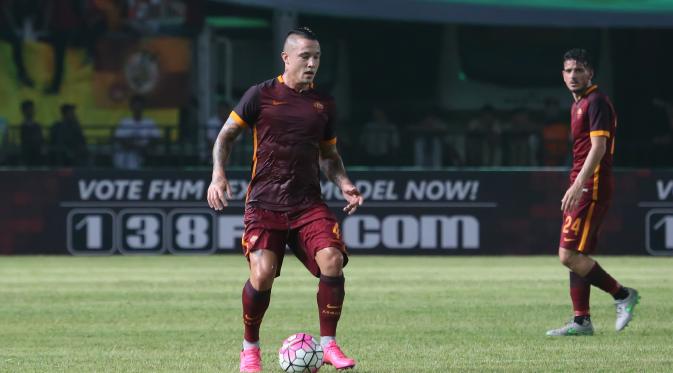 Gelandang Giallorossi keturunan Indonesia, Radja Nainggolan, tampil apik dalam pertandingan di pertandingan AS Roma Day 2015. (Liputan6.com/Herman Zakharia)
