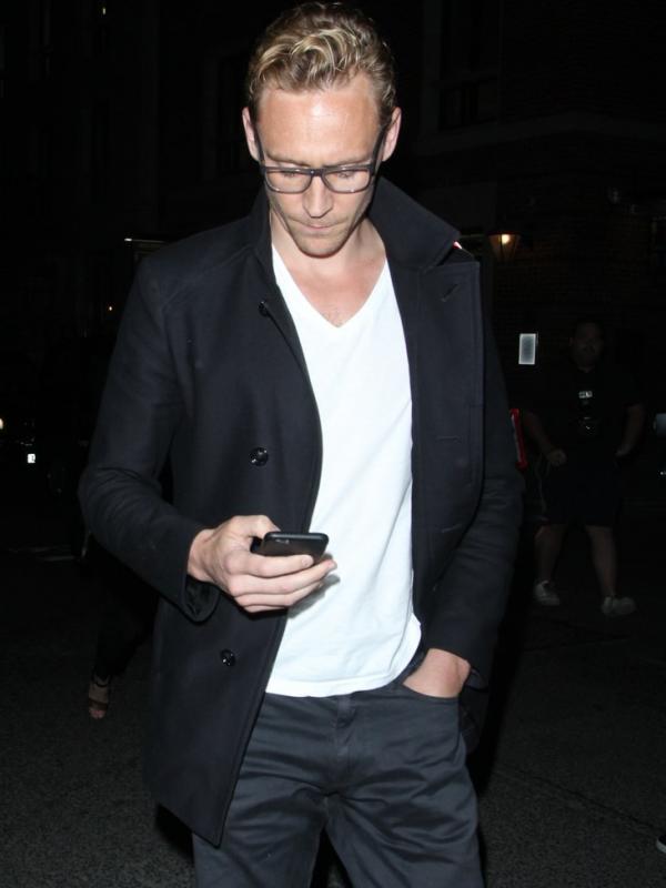 Tom Hiddleston tampak meninggalkan restoran Wolseley. (Foto: WENN via AceShowbiz)