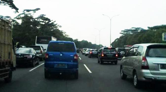 Lalu lintas di Tol Cibubur menuju arah Cawang, Jakarta Timur. (Twitter/@TMCPoldaMetro Jaya)