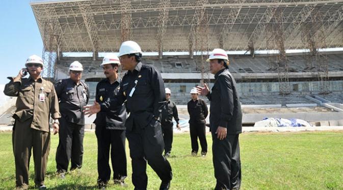 Tribun Stadion Lengis dari kejauhan saat dikunjungi pejabat Kabupaten Gresik (Bola.com/Zaidan Nazarul)