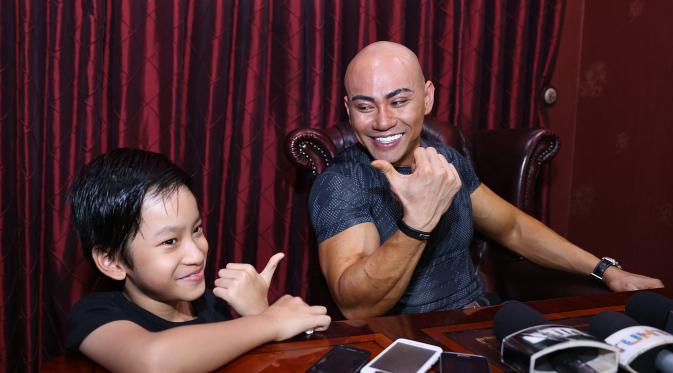 Deddy Corbuzier dan Azka Nikola Corbuzier (Galih W. Satria/Bintang.com)