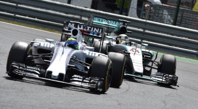 Pebalap Mercedes Lewis Hamilton dan pebalap Williams Martini Racing Felipe Massa  pada ajang Formula 1 GP Hungaria di Sirkuit Hungaroring, 26 Juli 2015 (AFP PHOTO / Andrej Isakovi)