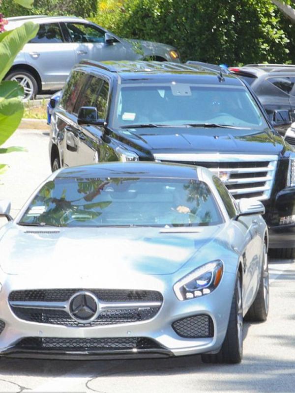Scott Disick memimpin jalan dengan Mercedes-nya dan Kourtney Kardashian mengikuti dengan SUV-nya (via dailymail.co.uk)