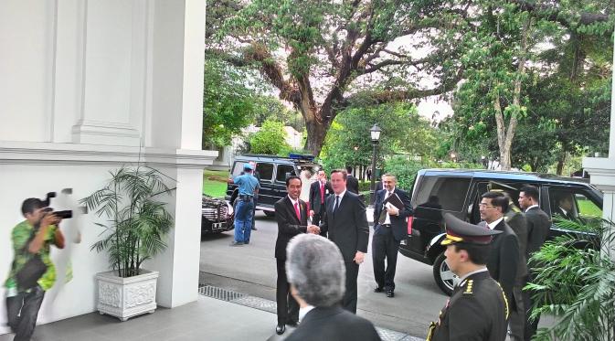 Presiden Jokowi menyambut PM Inggris David Cameron (Liputan6.com/ Luqman Rimadi)