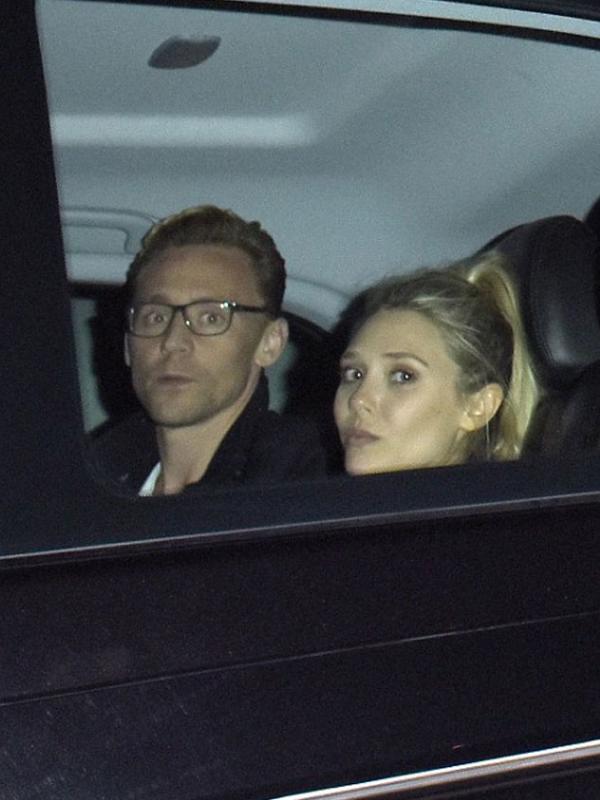 Tom Hiddleston dan Elizabeth Olsen pada bulan Juli (via dailymail.co.uk)