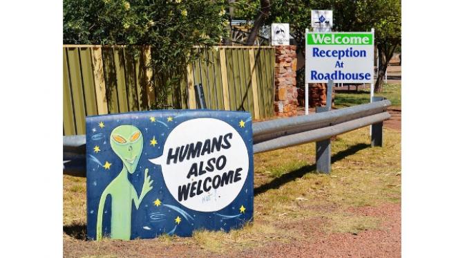 Waw, jika ingin melihat UFO mungkin Anda harus berkunjung ke kota Wycliffe Well di Australia ini.