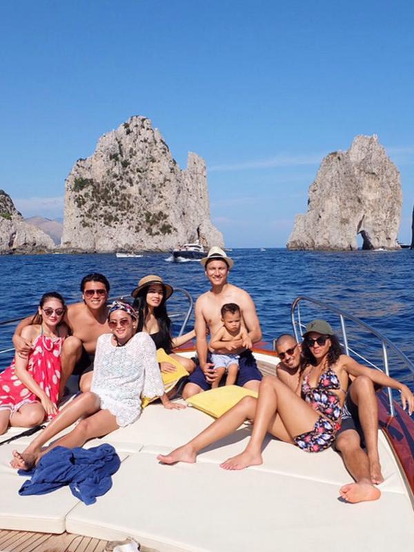 Luna Maya, Reino Barack, Titi Kamal, dan Christian Sugiono kembali berlibur bersama ke Italia. (foto: instagram.com/csugiono)