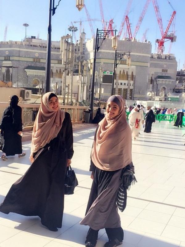 Ratna Galih dan Laudya Cynthia Bella berpose bersama saat bertemu di Tanah Suci. (foto: instagram.com/ratnagalih)