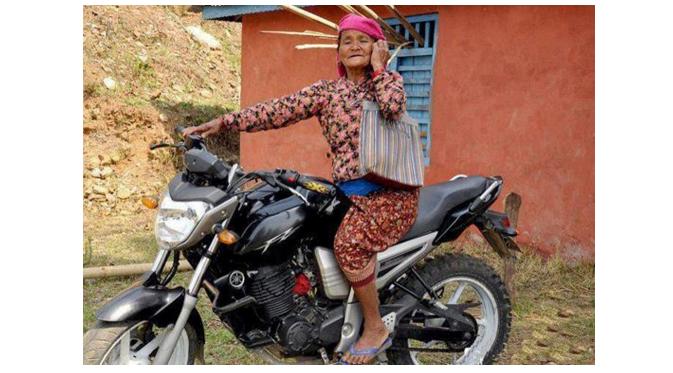 Anak SD sampai nenek-nenek bisa naik motor (Via: bonsaibiker.com)