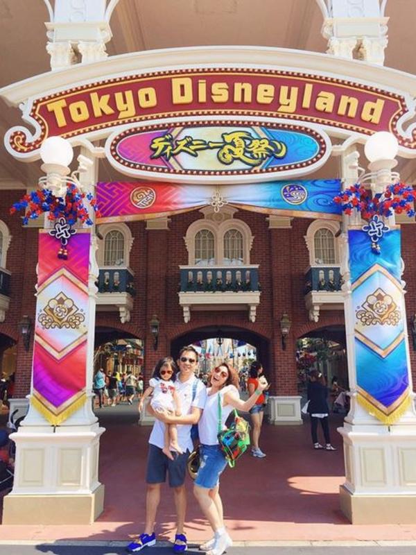 Ayu Dewi dan keluarga mengunjungi Tokyo Disneyland (Instagram/@mrsayudewi)